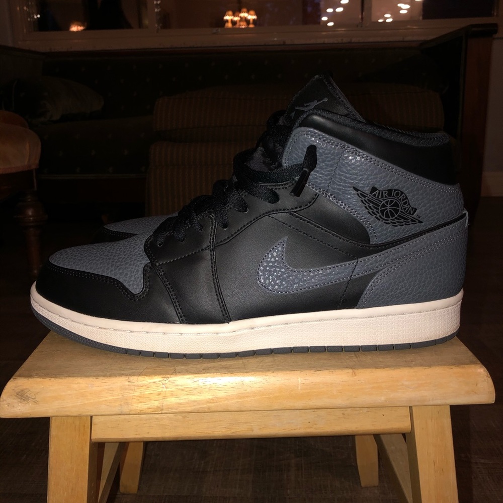 Jordan 1 Retro Mid Black Dark Grey (12)
